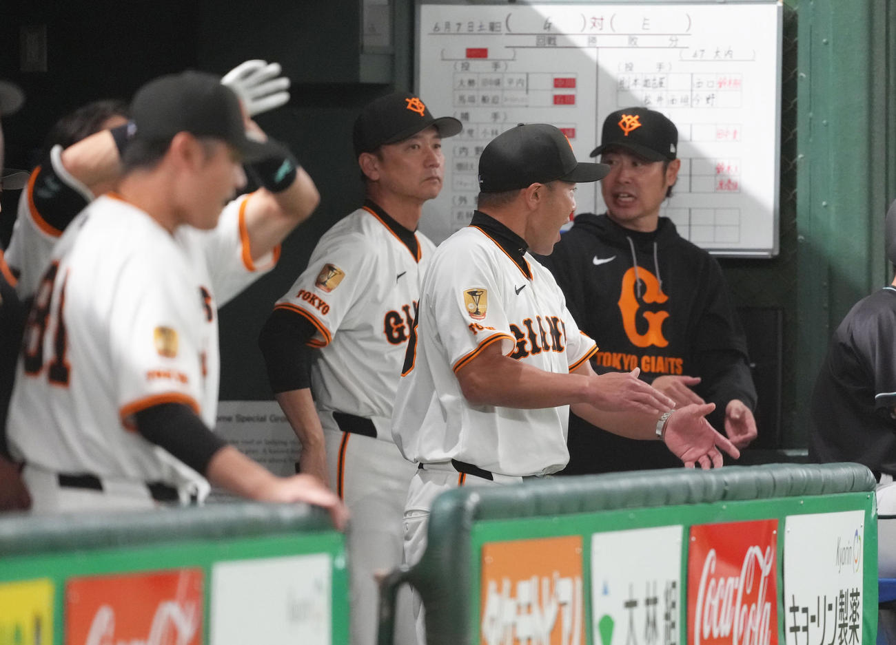 7日、巨人対楽天　6回裏巨人2死、丸佳浩の2者連続となるソロ本塁打に手をたたいて喜ぶ巨人阿部監督（右から2人目）
