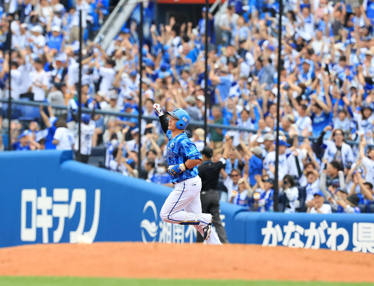 DeNA対日本ハム　7回裏DeNA2死、牧は右越えソロ本塁打を放ちガッツポーズで一塁を回る（撮影・浅見桂子）