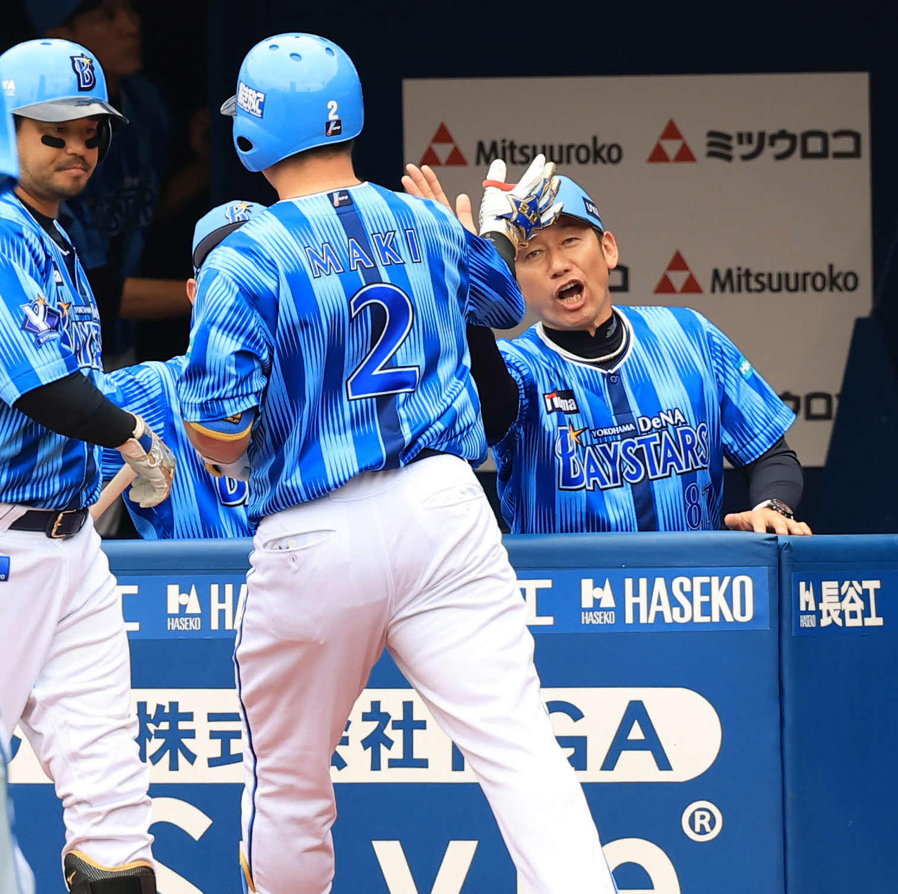 DeNA対日本ハム　7回裏DeNA2死、牧（手前）が右越えソロ本塁打を放ちハイタッチで迎える三浦監督（撮影・浅見桂子）