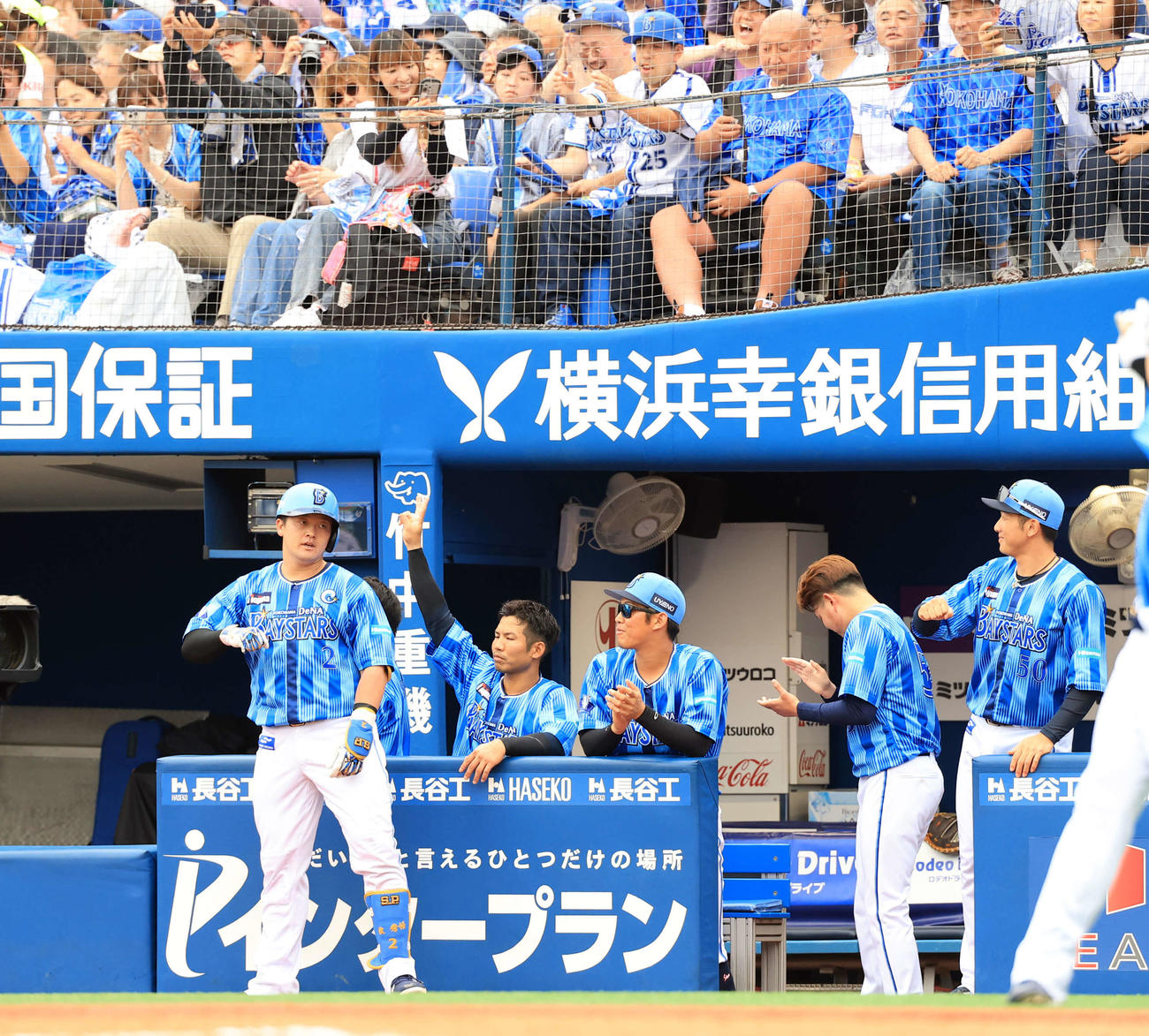 DeNA対日本ハム　7回裏DeNA2死、牧は右越えソロ本塁打を放ちスタンドに向かってデスターシャのポーズ（撮影・浅見桂子）