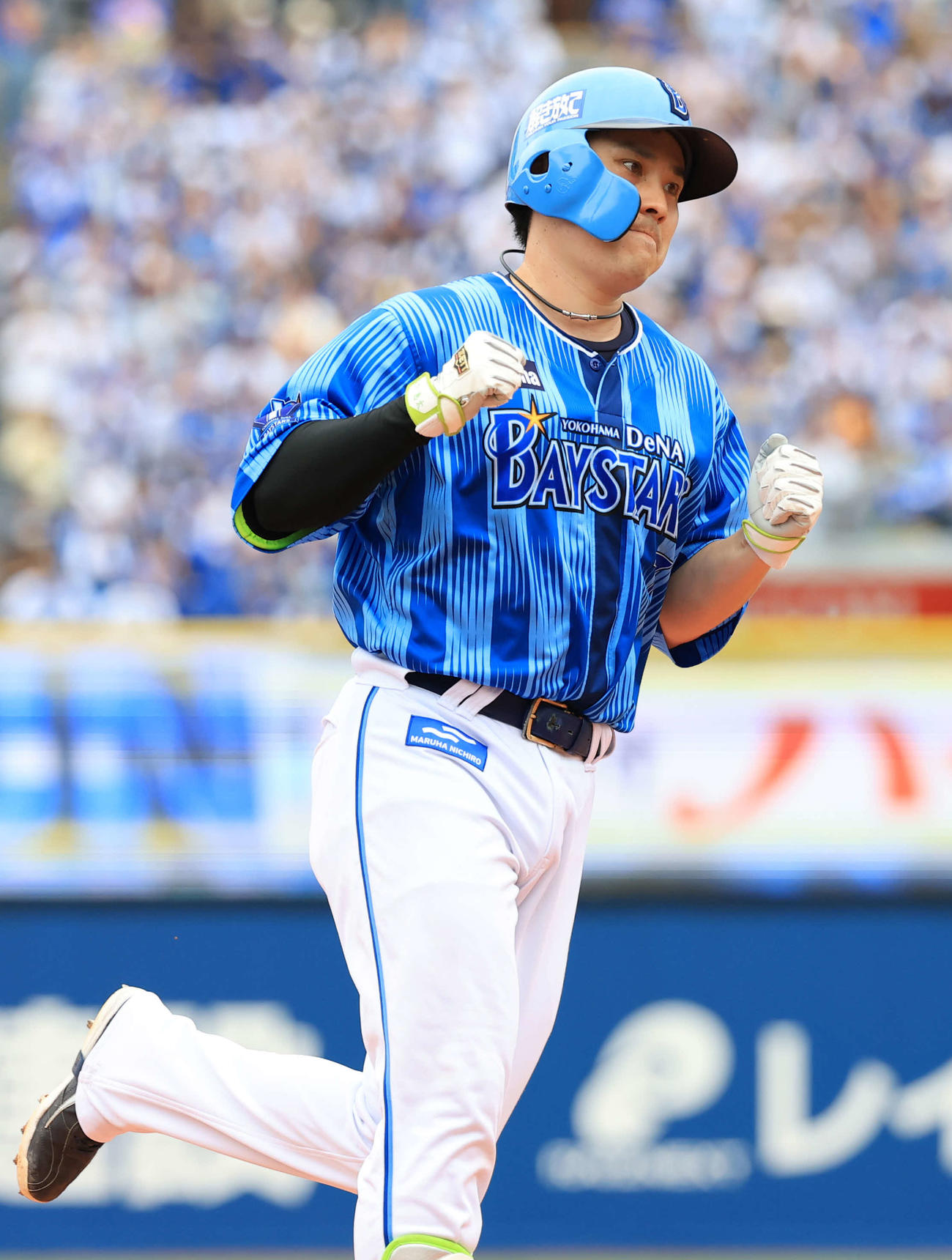 DeNA対日本ハム　7回裏DeNA2死、佐野は中越えソロ本塁打を放ちガッツポーズで三塁を回る（撮影・浅見桂子）