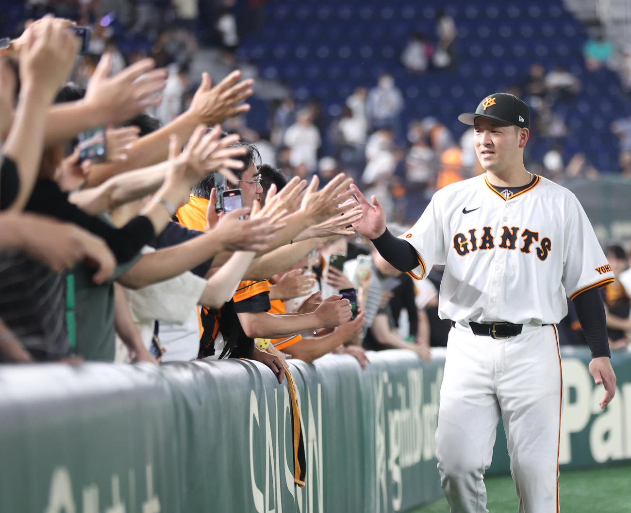 巨人対楽天　勝利を飾りファンとハイタッチする岸田（撮影・水谷安孝）