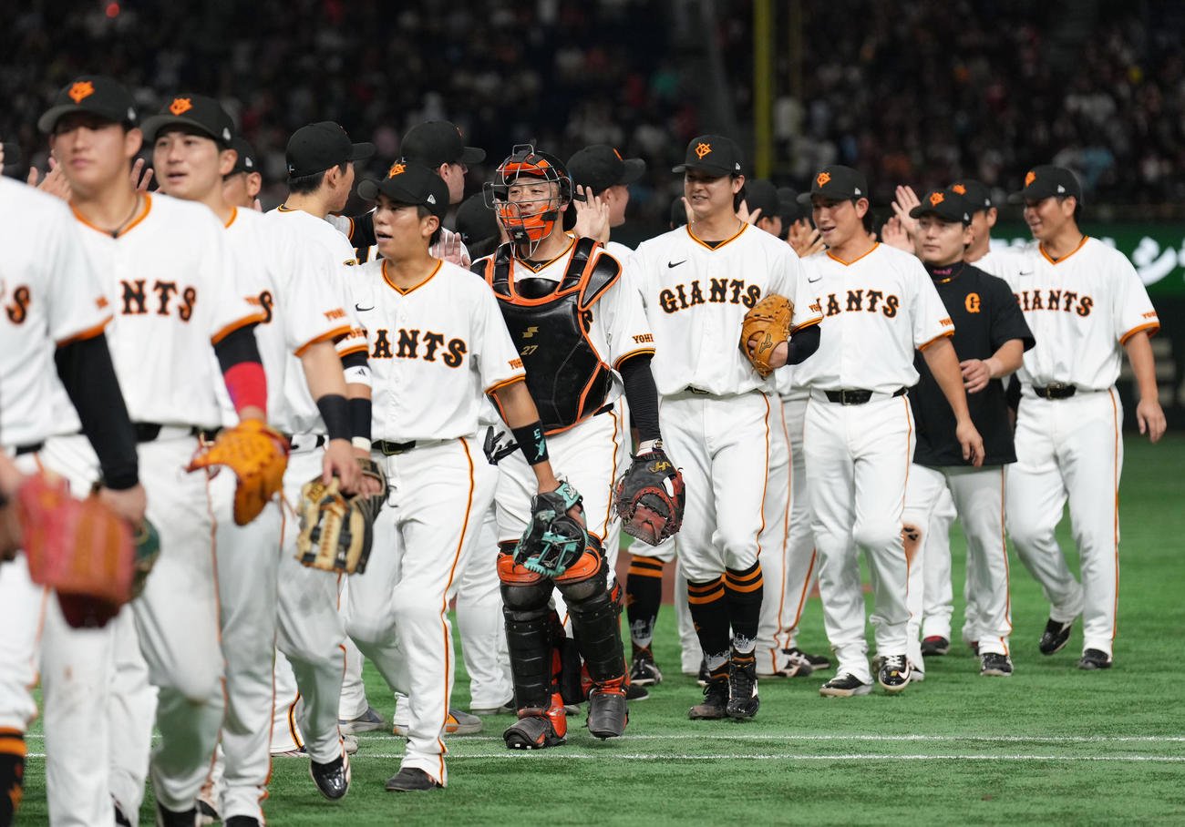 巨人対楽天　楽天に連勝し、タッチを交わす巨人岸田（中央）ら（撮影・足立雅史）