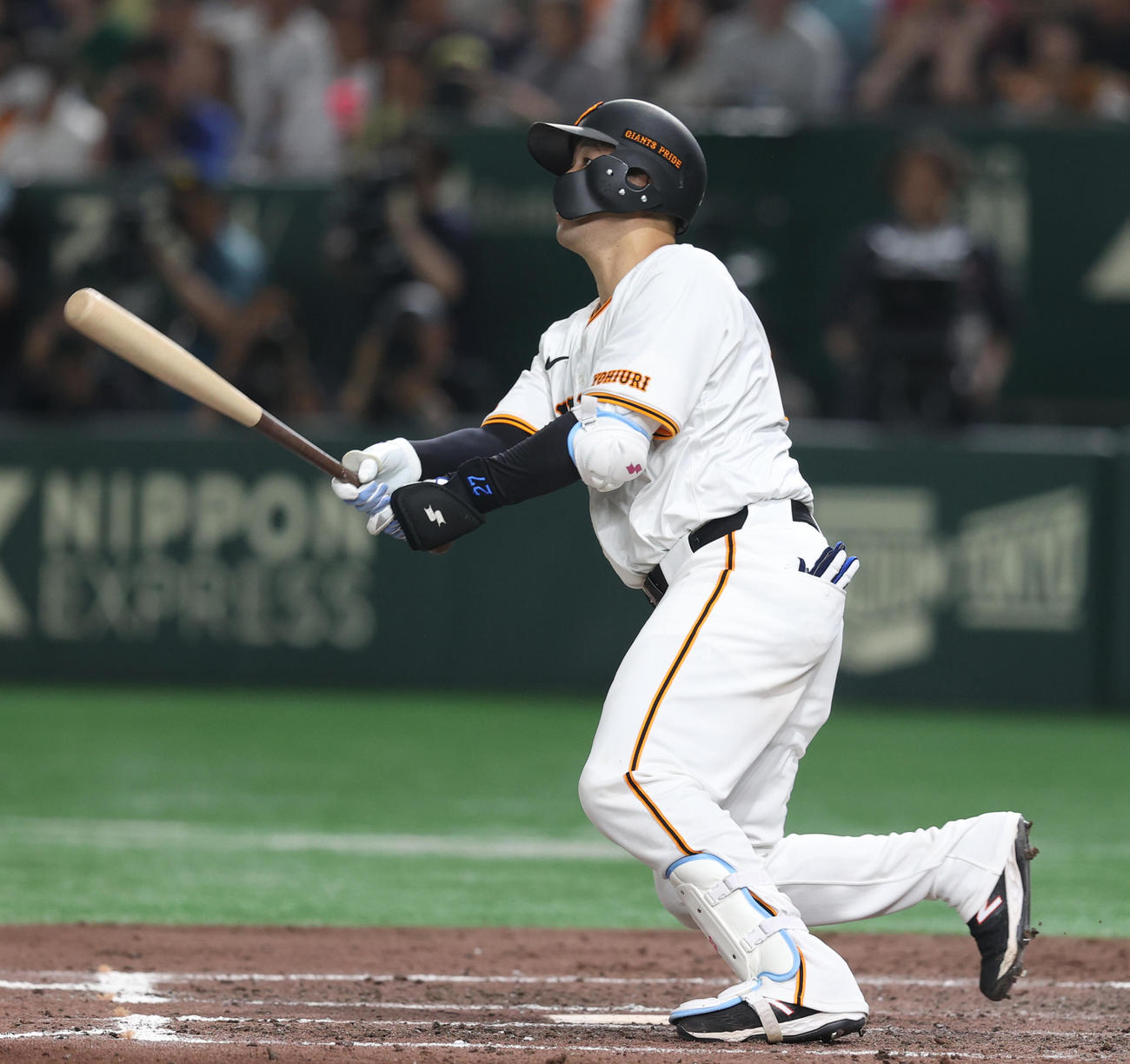 巨人対楽天　8回裏巨人2死満塁、満塁本塁打を放つ岸田（撮影・水谷安孝）