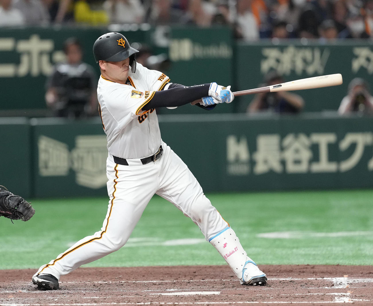 巨人対楽天　4回裏巨人2死一、二塁、岸田は先制適時打を放つ（撮影・足立雅史）