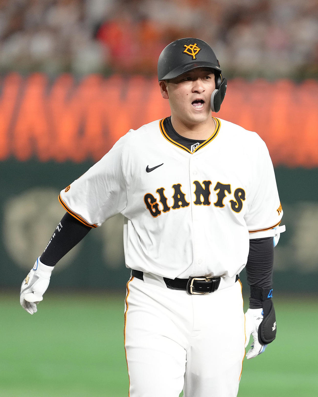 巨人対楽天　4回裏巨人2死一、二塁、岸田は先制適時打を放つ（撮影・足立雅史）