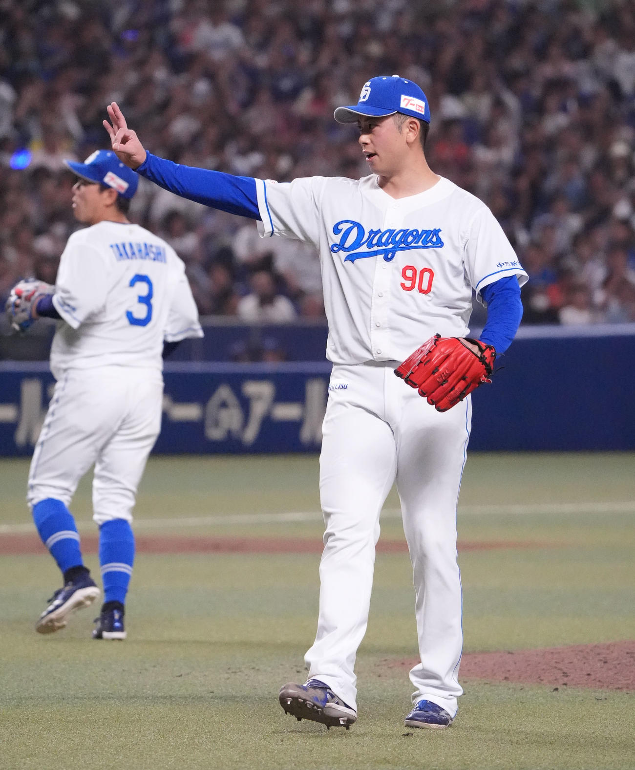 中日対ロッテ　試合終了、リリーフしポーズを決める松山（撮影・森本幸一）