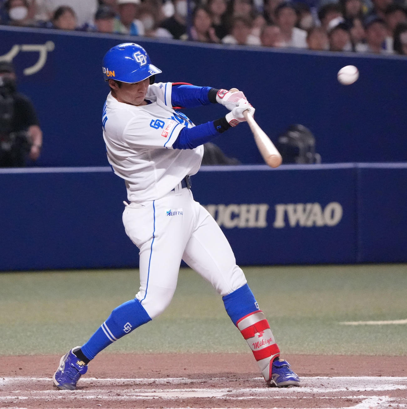 中日対ロッテ　7回裏中日1死満塁、右犠飛を放つ田中（撮影・森本幸一）