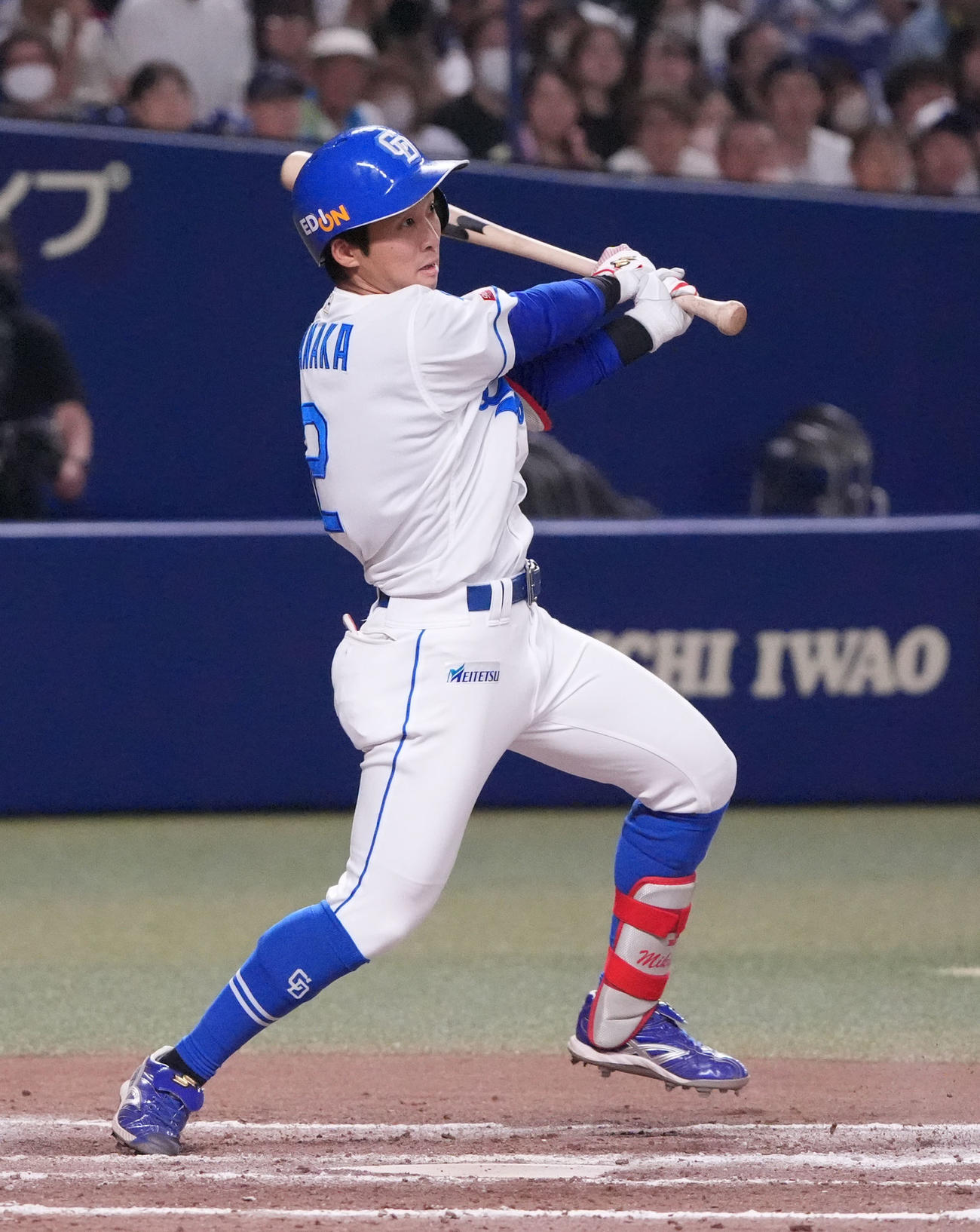 中日対ロッテ　7回裏中日1死満塁、右犠飛を放つ田中（撮影・森本幸一）