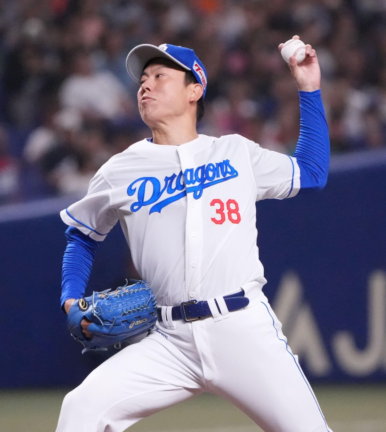 中日対ロッテ　1回表、登板する中日先発の松葉（撮影・森本幸一）