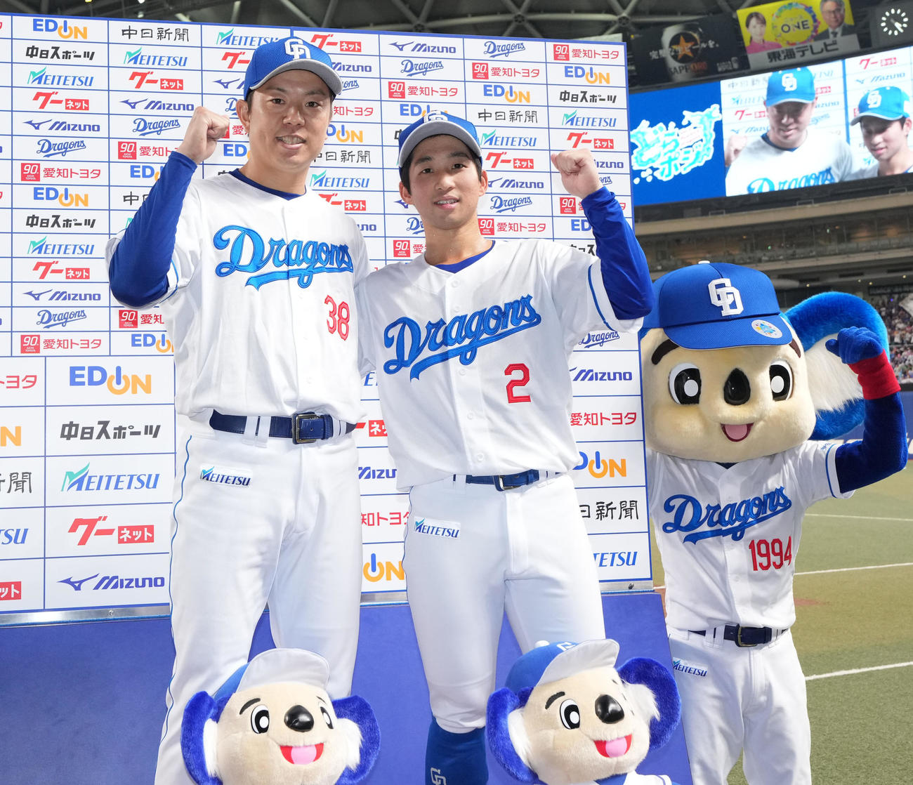 中日対ロッテ　ヒーローインタビューを終えポーズを決める（左から）松葉、田中（撮影・森本幸一）