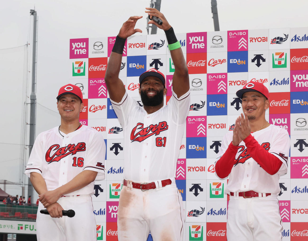 広島対西武　お立ち台で盛り上がる左から森、ファビアン、矢野（撮影・加藤孝規）