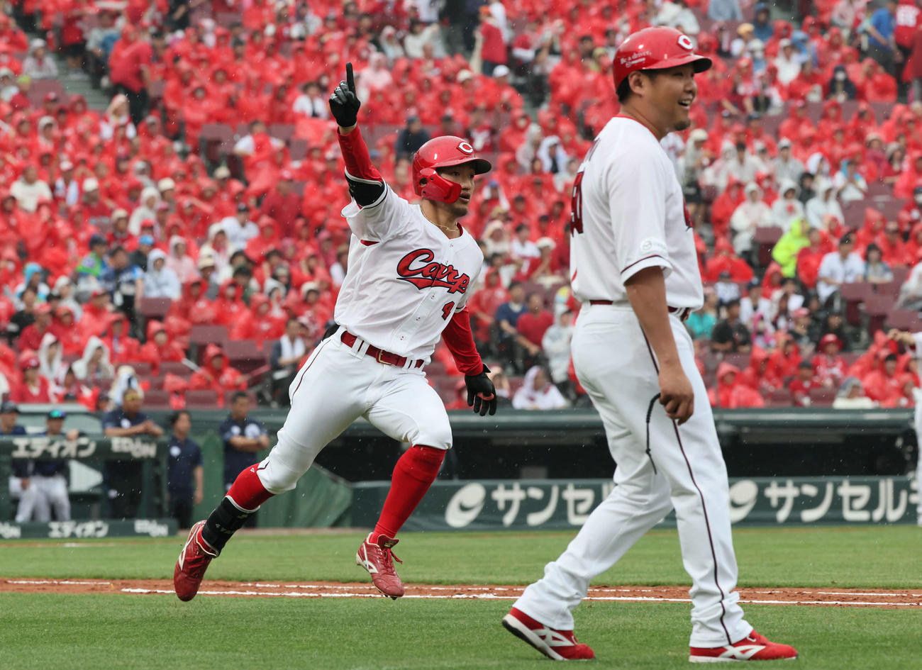 広島対西武　4回裏広島2死二塁、矢野は右越え2点本塁打を放つ。右は三好コーチ（撮影・加藤孝規）