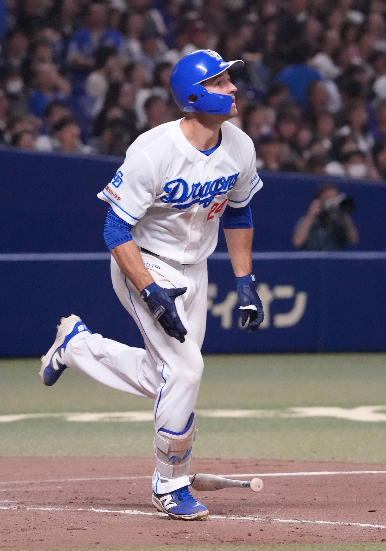 中日対ロッテ　8回裏中日無死、右越え本塁打を放つボスラー（撮影・森本幸一）