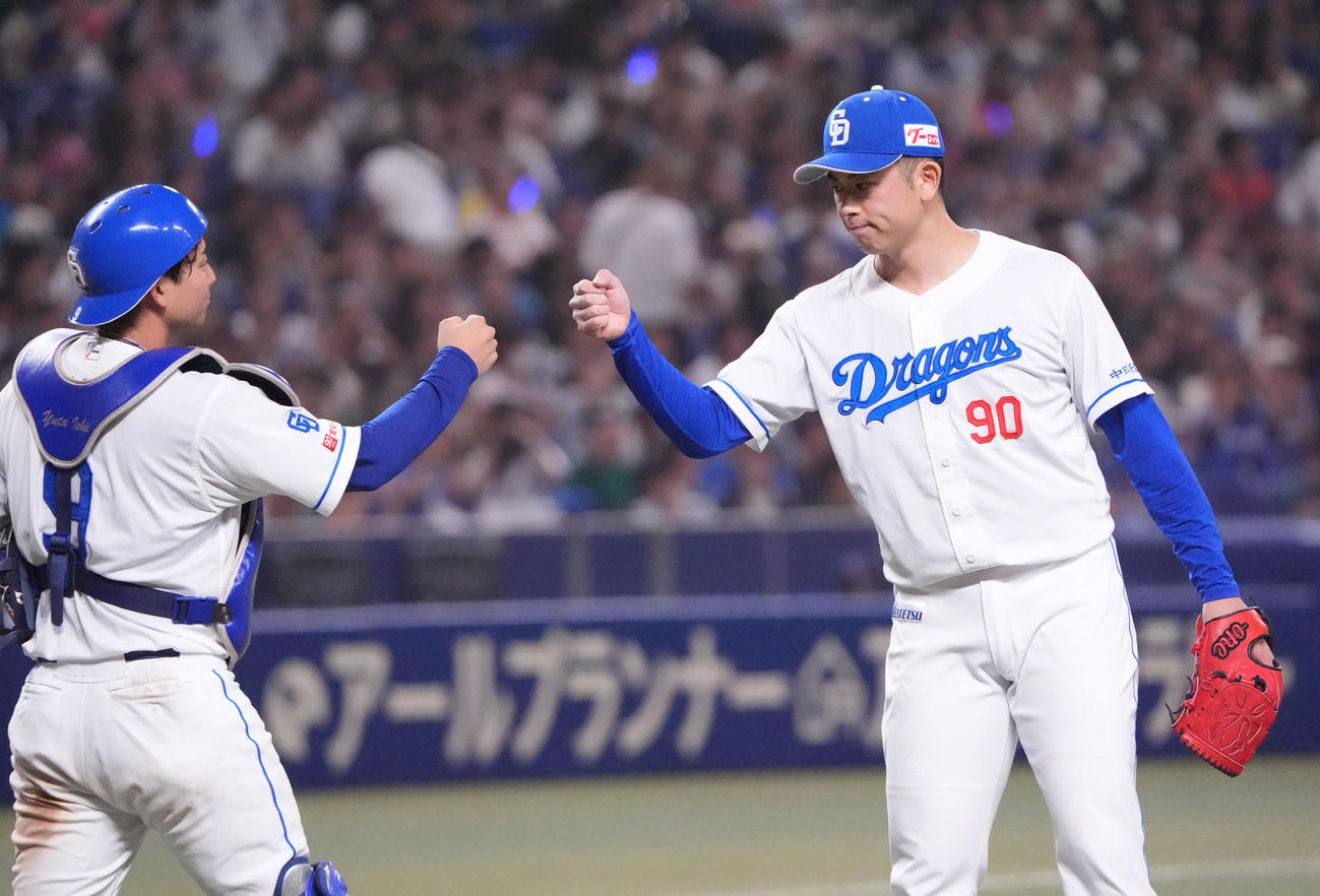 中日対ロッテ　試合終了、石伊（左）とタッチを交わす松山（撮影・森本幸一）