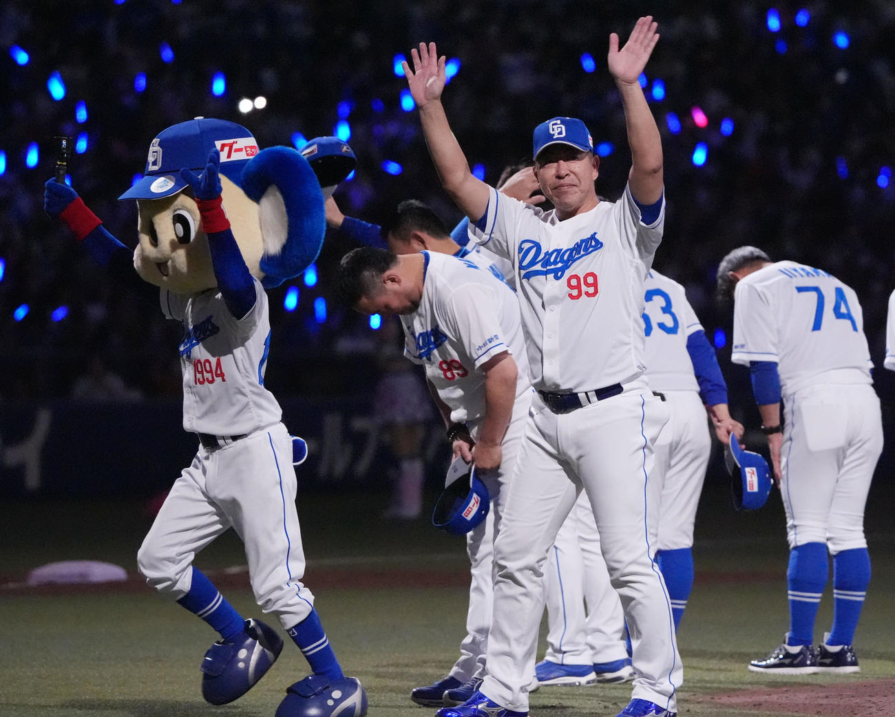 中日対ロッテ　試合終了、井上監督（手前）はスタンドの観客に手を振る（撮影・森本幸一）