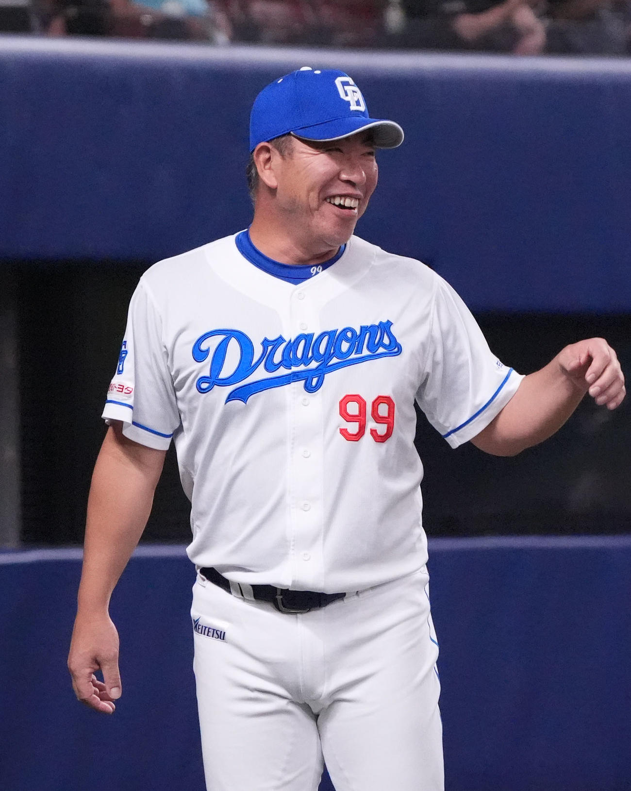 中日対ロッテ　7回終了、選手交代を告げ明るい表情でベンチへ戻る井上監督（撮影・森本幸一）
