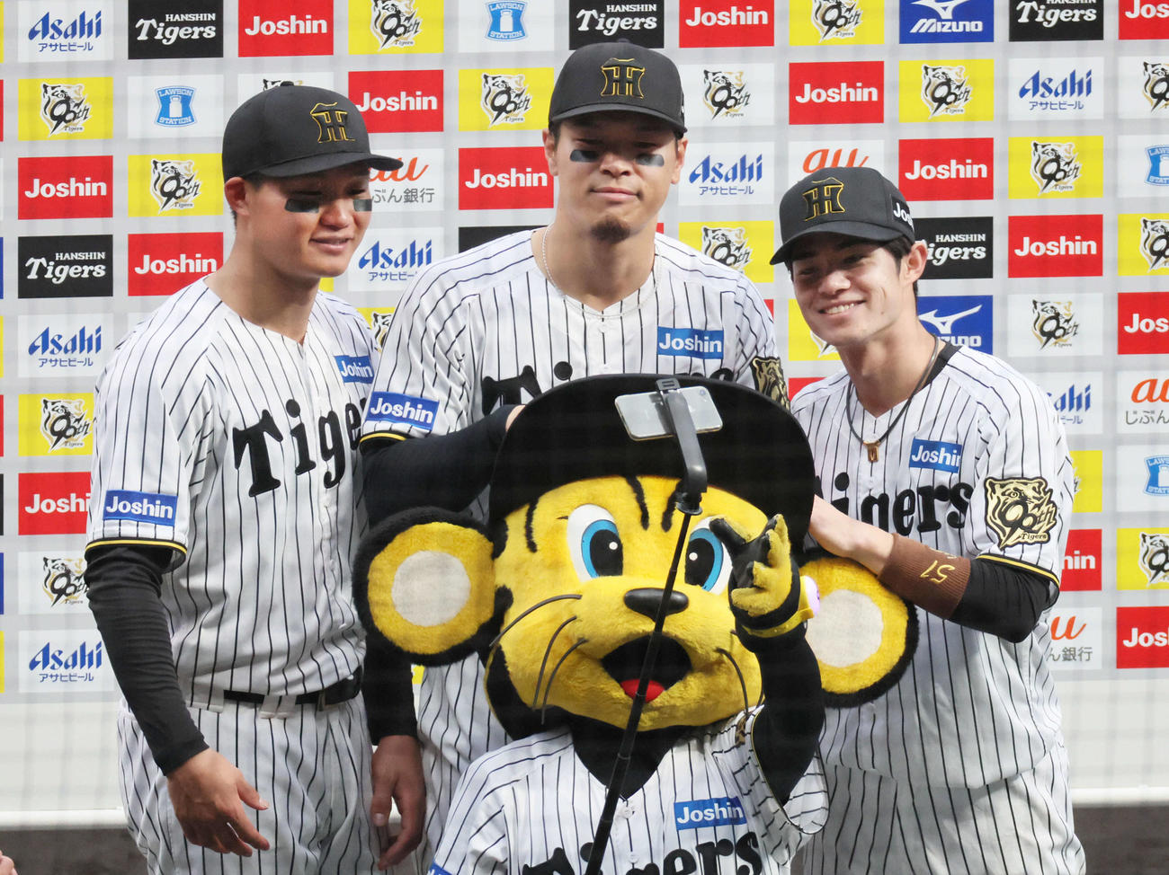 阪神対オリックス　お立ち台でトラッキーと自撮りする、左から森下、佐藤輝、中野（撮影・宮崎幸一）