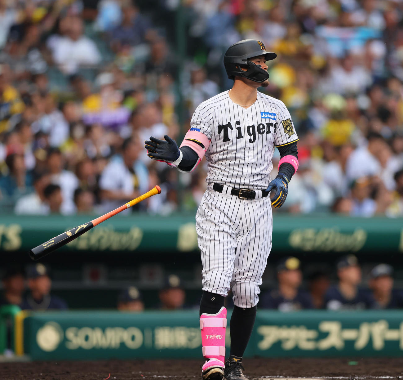 阪神対オリックス　8回裏阪神1死満塁、佐藤輝は中越え満塁本塁打を放つ（撮影・上山淳一）