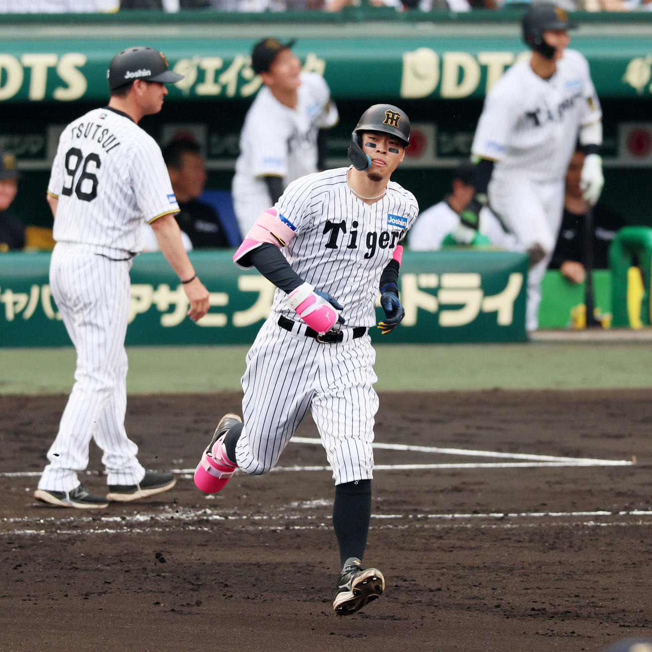 阪神対オリックス　8回裏阪神1死満塁、佐藤輝は中越え満塁本塁打を放ちダイヤモンドを駆ける（撮影・加藤哉）