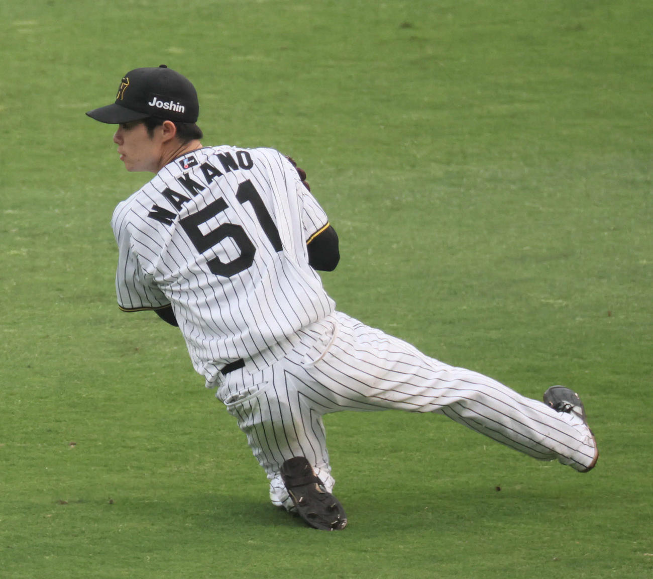 阪神対オリックス　6回表オリックス1死一塁、中野は杉本の飛球を好捕する（（撮影・宮崎幸一）