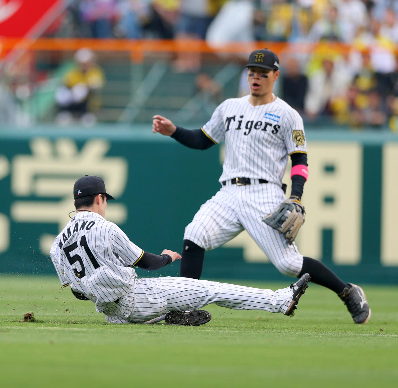 阪神対オリックス　6回表オリックス1死一塁、中野は杉本の二飛を好捕する。右は右翼手佐藤輝（撮影・上山淳一）