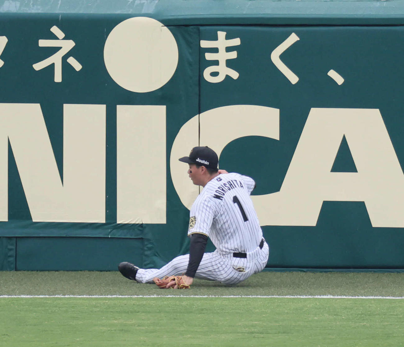 阪神対オリックス　5回表オリックス無死、森下は大城の打球を好捕しフェンスに当たって転倒する（撮影・宮崎幸一）