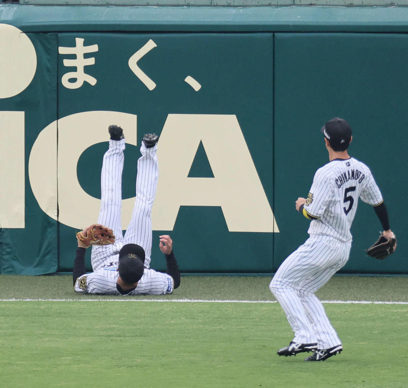 阪神対オリックス　5回表オリックス無死、森下は大城の打球を好捕しフェンスに当たって転倒する（撮影・宮崎幸一）
