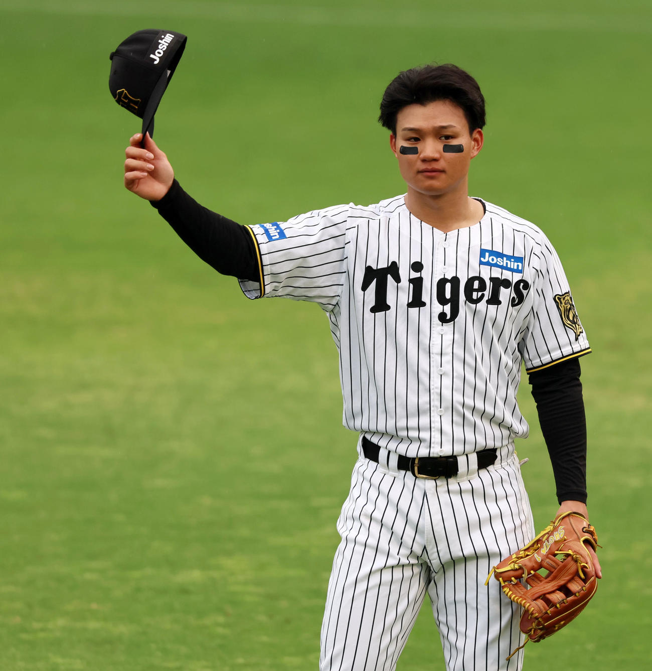 阪神対オリックス　3回裏に3点本塁打を放った森下は攻守交代で守備位置に就きスタンドのファンに帽子を取ってあいさつする（撮影・加藤哉）
