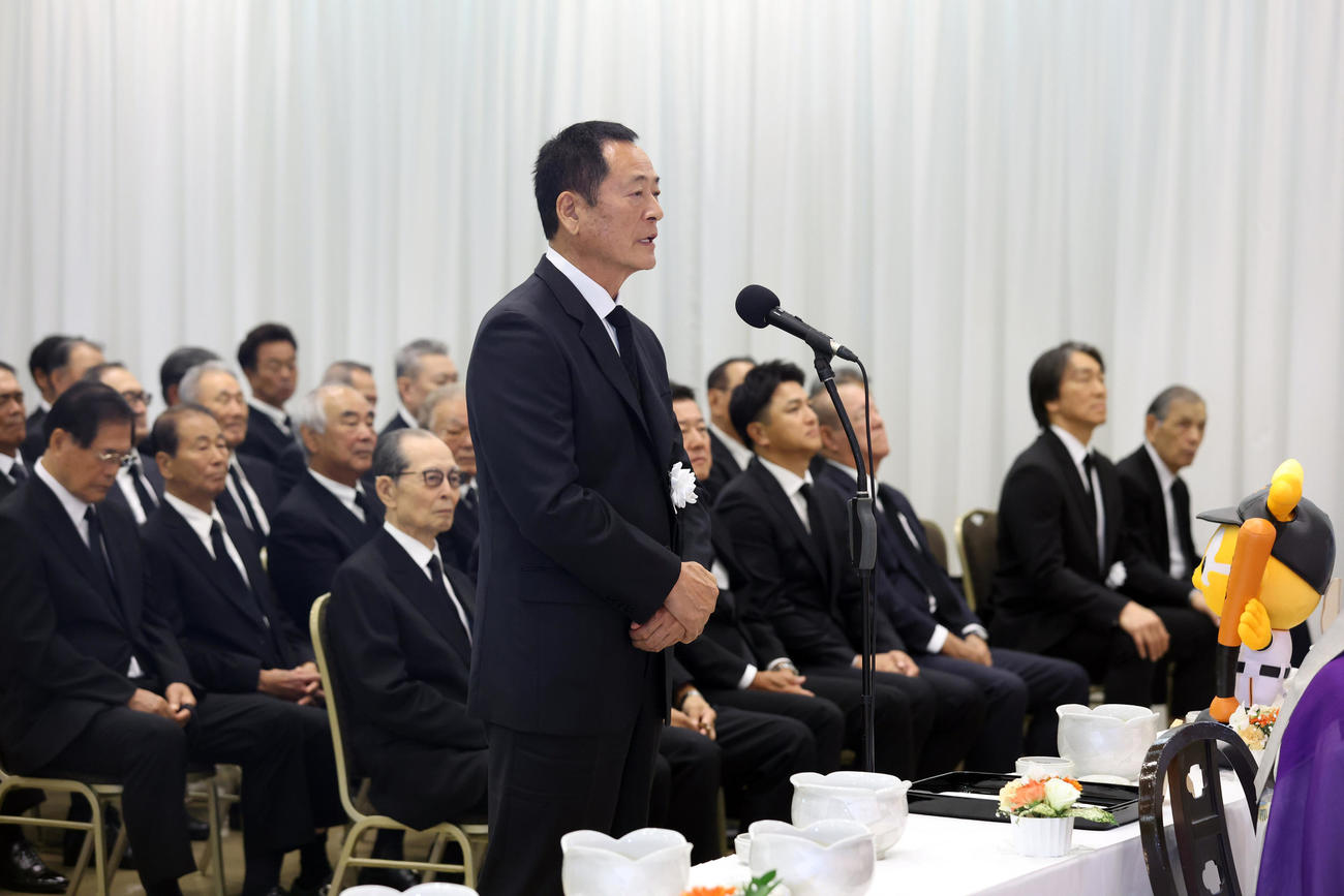 長嶋さんの告別式で弔辞を述べる中畑さん（読売新聞社提供）