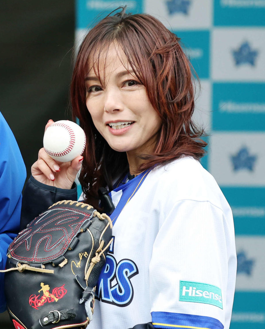 DeNAのキャンプを訪問した相川七瀬＝25年2月