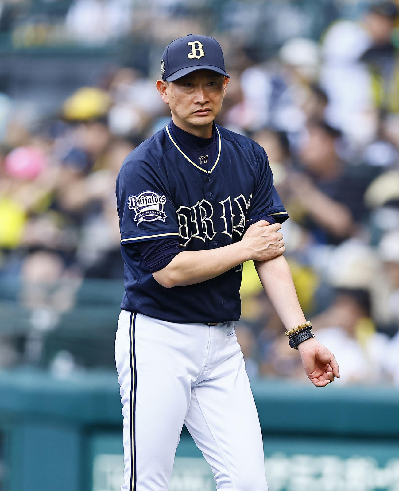 阪神対オリックス　5回、交代を告げたオリックス岸田監督（撮影・藤尾明華）