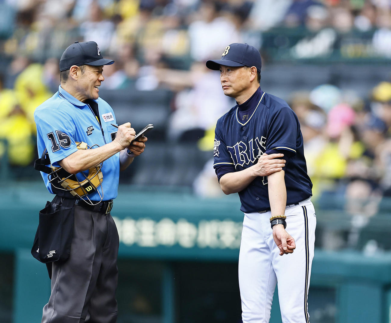 阪神対オリックス　5回、交代を告げるオリックス岸田監督（撮影・藤尾明華）
