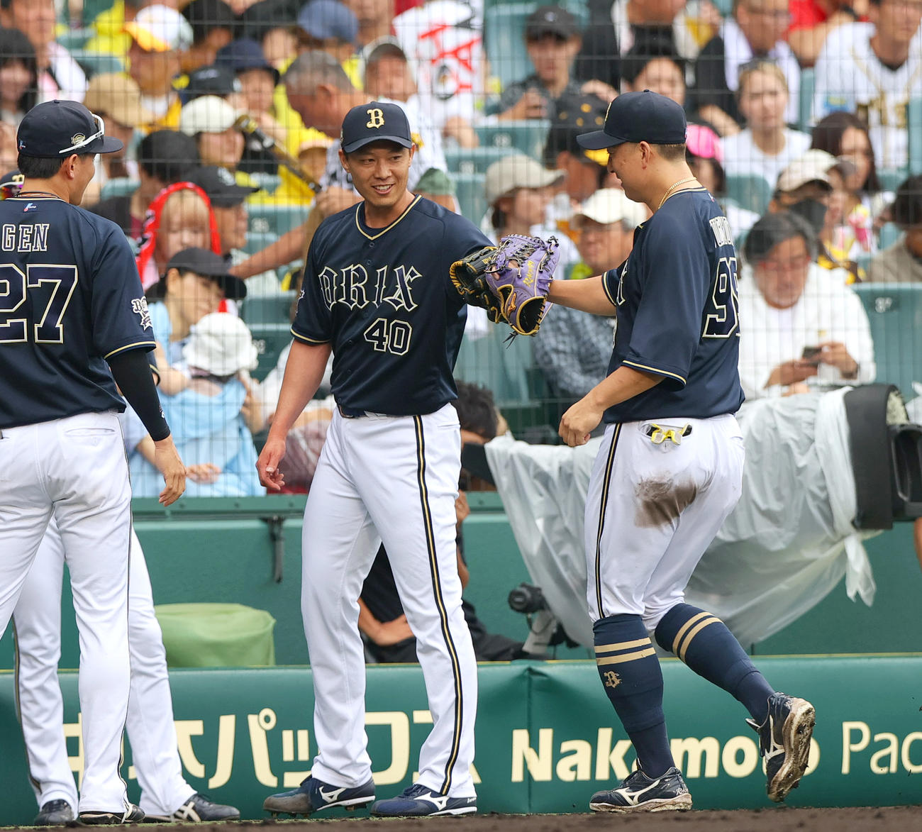 阪神対オリックス　5回裏に登板したオリックス岩崎（中央）は無失点に終えベンチ前でナインを出迎える（撮影・上山淳一）