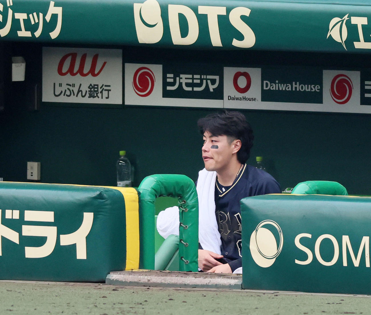阪神対オリックス　阪神に3連敗を喫し、試合後もベンチに座ってグラウンドを見つめるオリックス麦谷（撮影・加藤哉）