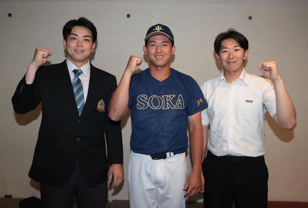 全日本大学野球選手権開会式でガッツポーズする。左から青学大・中西、創価大・立石、早大・伊藤樹（撮影・柴田隆二）
