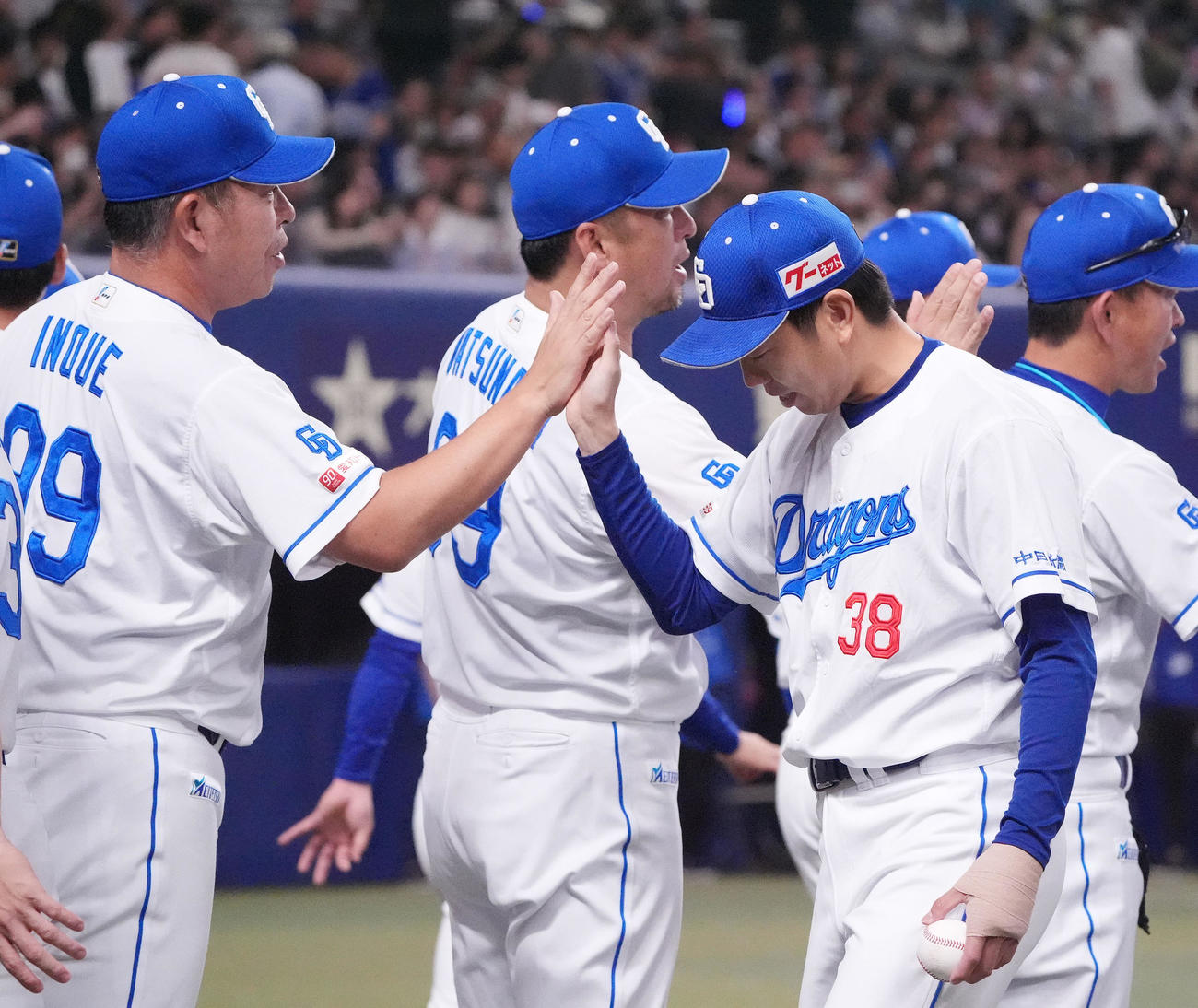 中日対ロッテ　試合終了、井上監督（左）とタッチを交わす松葉（撮影・森本幸一）
