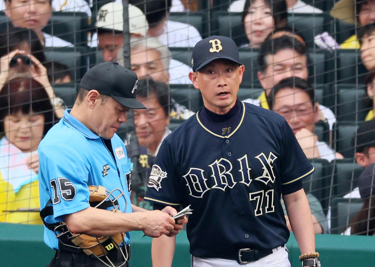 阪神対オリックス　8回裏を前に選手交代を告げる岸田監督（撮影・加藤哉）