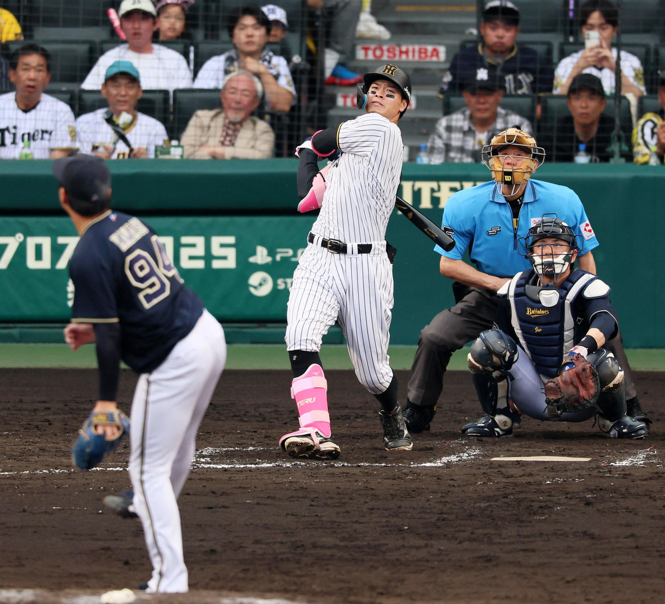 阪神対オリックス　8回裏阪神1死満塁、佐藤輝は中越え満塁本塁打を放つ。投手川瀬（撮影・加藤哉）