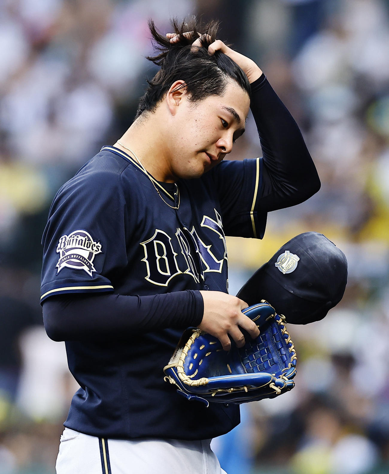 阪神対オリックス　8回に4失点し、ベンチに戻るオリックス川瀬（撮影・藤尾明華）