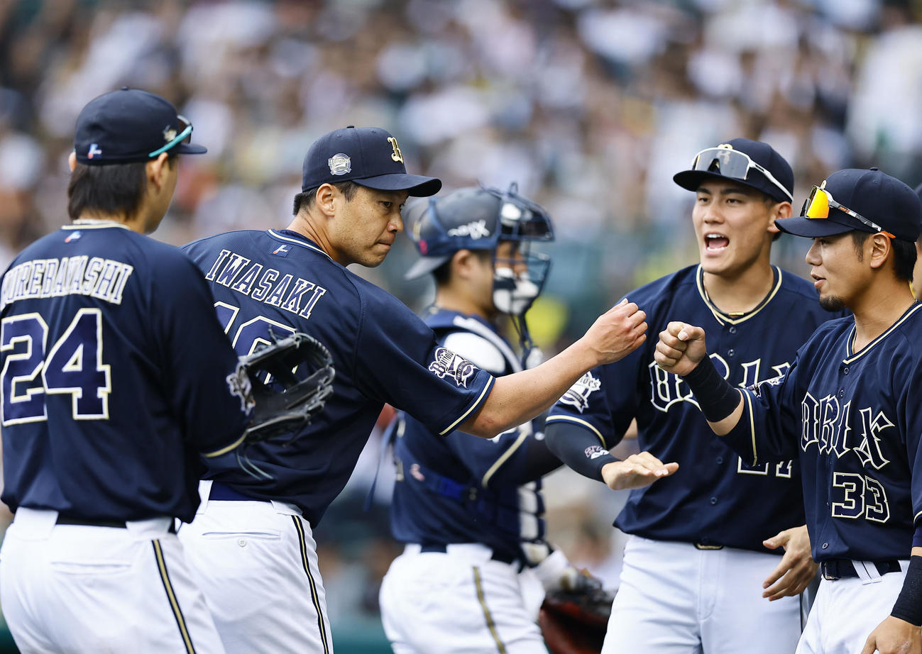 阪神対オリックス　5回、2番手で登板し3人で抑えたオリックス岩崎（左から2人目）（撮影・藤尾明華）