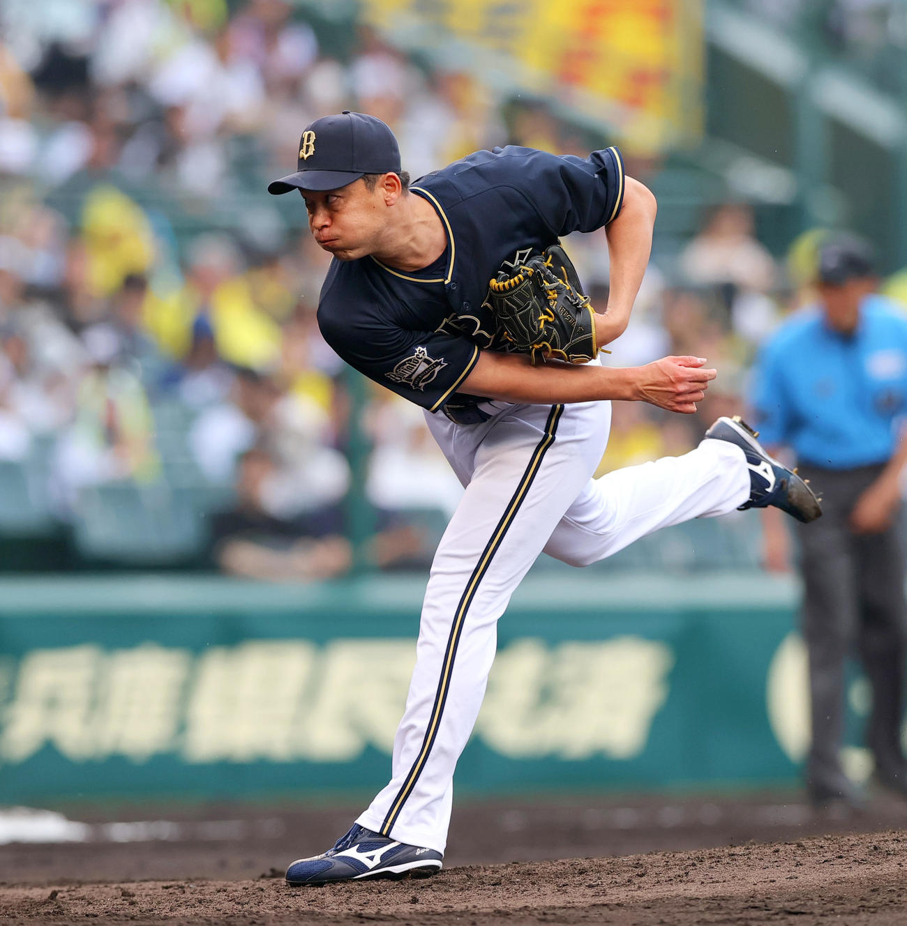 阪神対オリックス　5回裏に登板するオリックス岩崎（撮影・上山淳一）