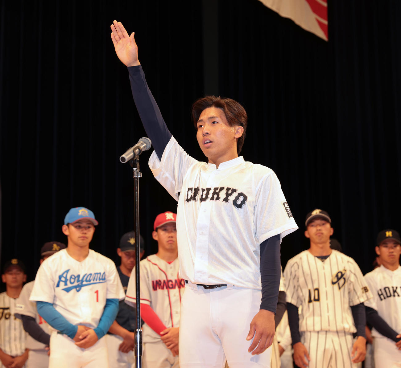 全日本大学野球選手権開会式で選手宣誓する中京大・高木主将（撮影・柴田隆二）