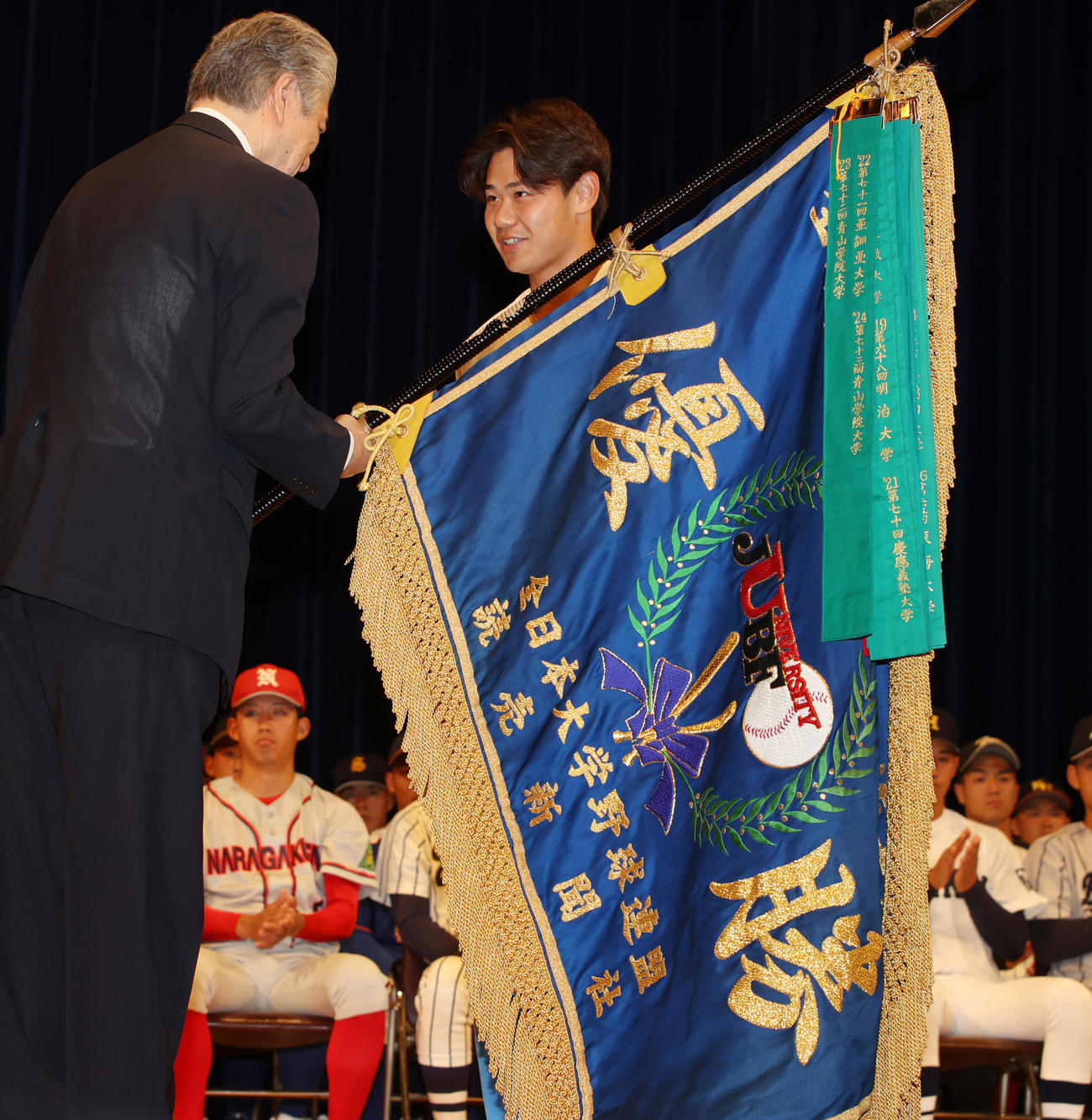 全日本大学野球選手権開会式で優勝旗を返還する青学大・藤原主将（撮影・柴田隆二）