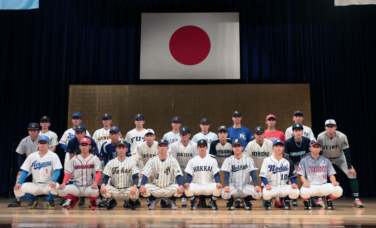 全日本大学野球選手権開会式で記念撮影に納まる出場校の主将たち（撮影・柴田隆二）