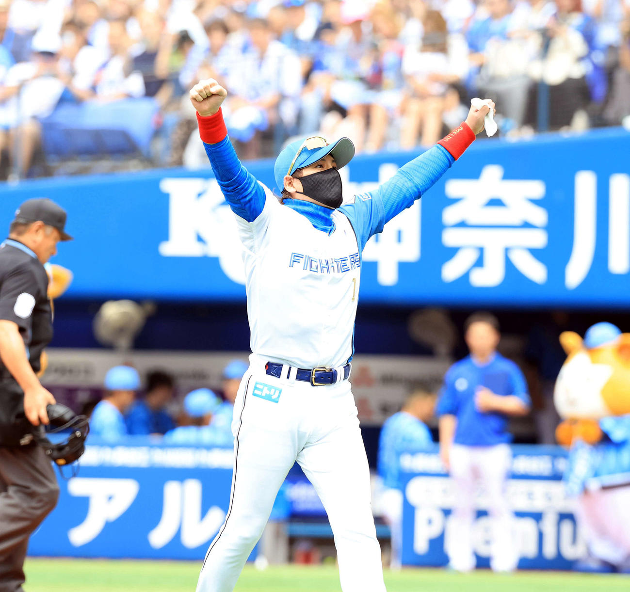DeNA対日本ハム　試合前のメンバー確認後、スタンドにガッツポーズする日本ハム新庄監督（撮影・浅見桂子）