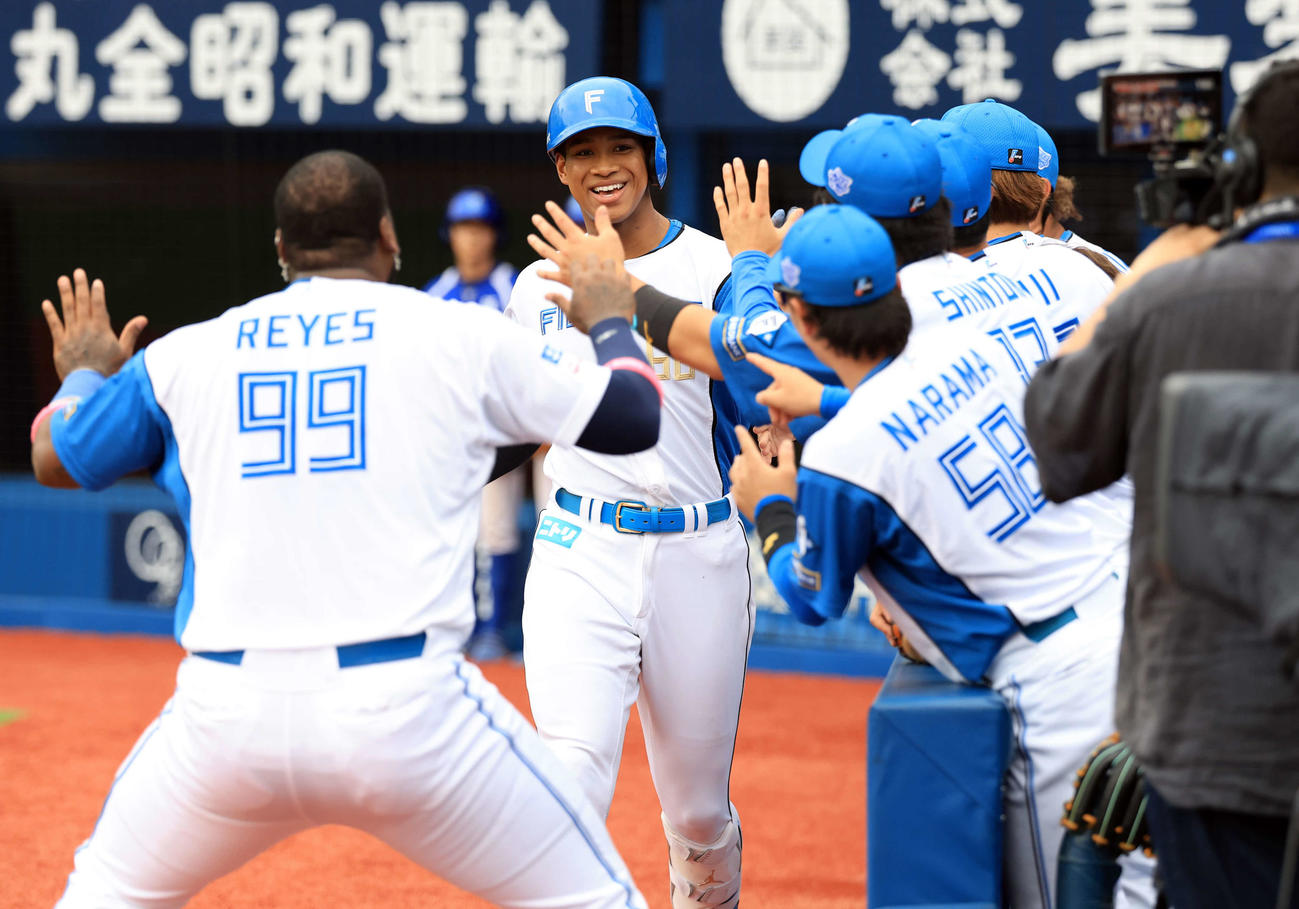 DeNA対日本ハム　5回表日本ハム1死、万波は勝ち越しソロ本塁打を放ち笑顔でナインとハイタッチ（撮影・浅見桂子）