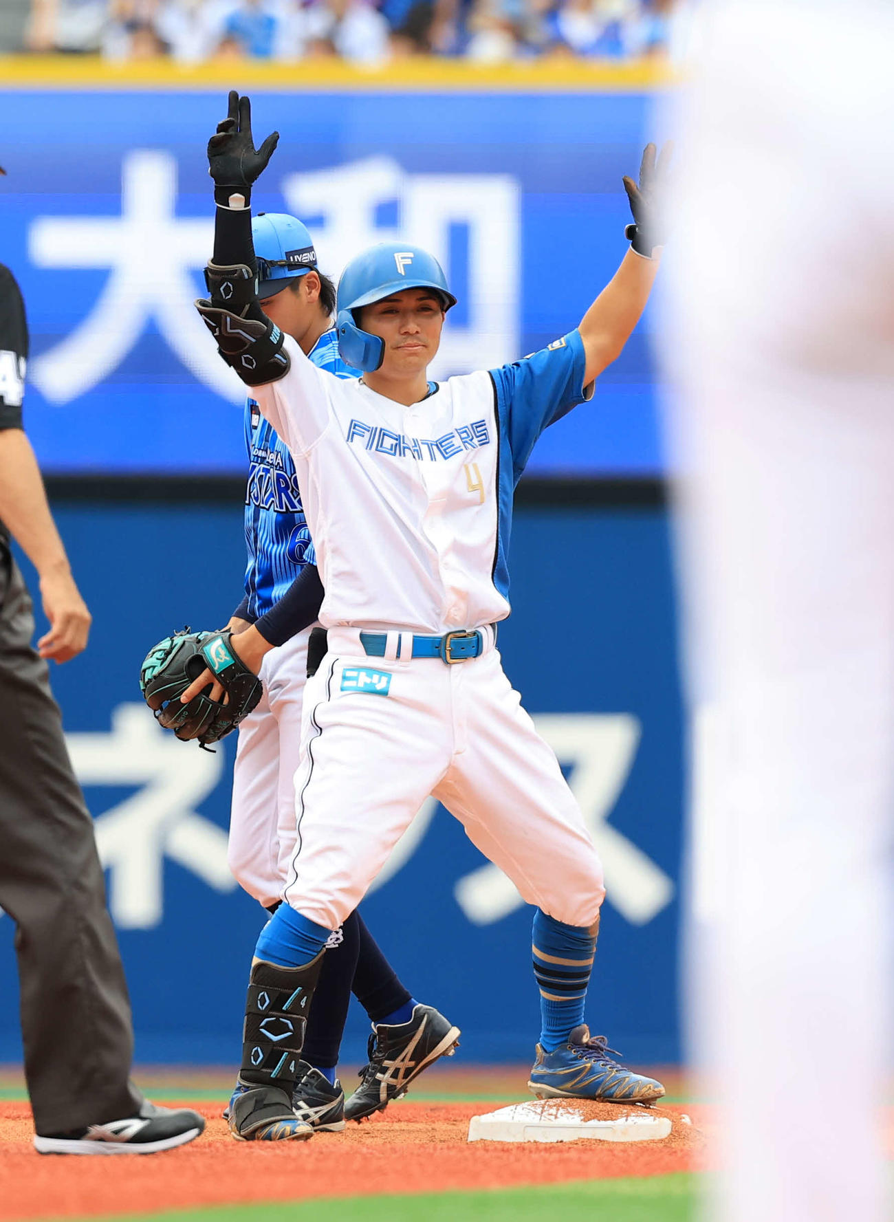DeNA対日本ハム　5回表日本ハム1死二塁、上川畑は右適時二塁打を放ちポーズ（撮影・浅見桂子）