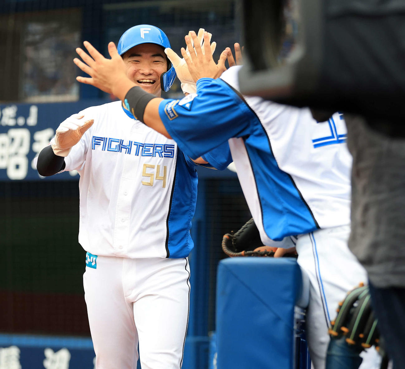 DeNA対日本ハム　5回表日本ハム1死二塁、上川畑の右適時二塁打で生還した山県は笑顔でナインとハイタッチ（撮影・浅見桂子）