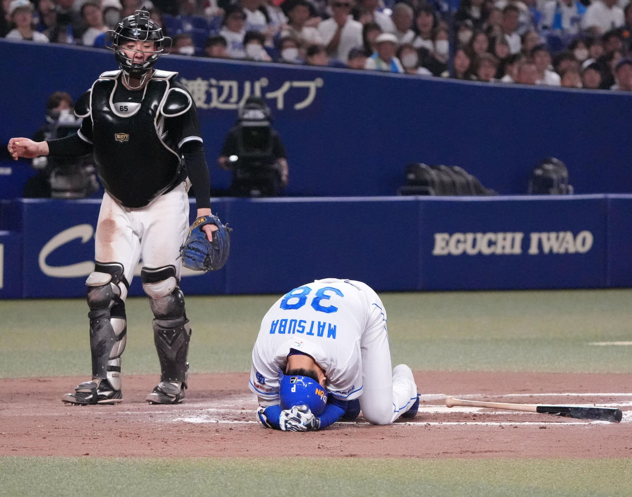 中日対ロッテ　7回裏中日1死一塁、松葉（右）は死球を受けうずくまる（撮影・森本幸一）